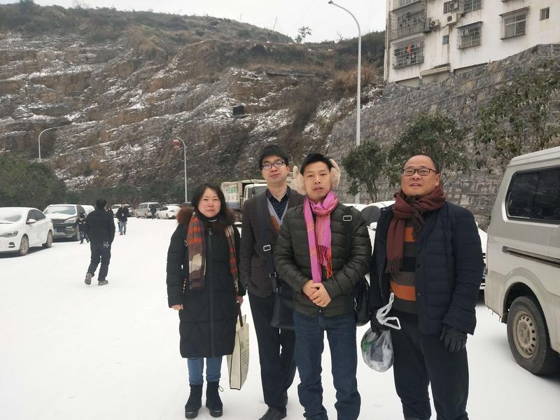 大雪冰封凤凰高级中学老师徒步上班 - 凤凰县高级中学