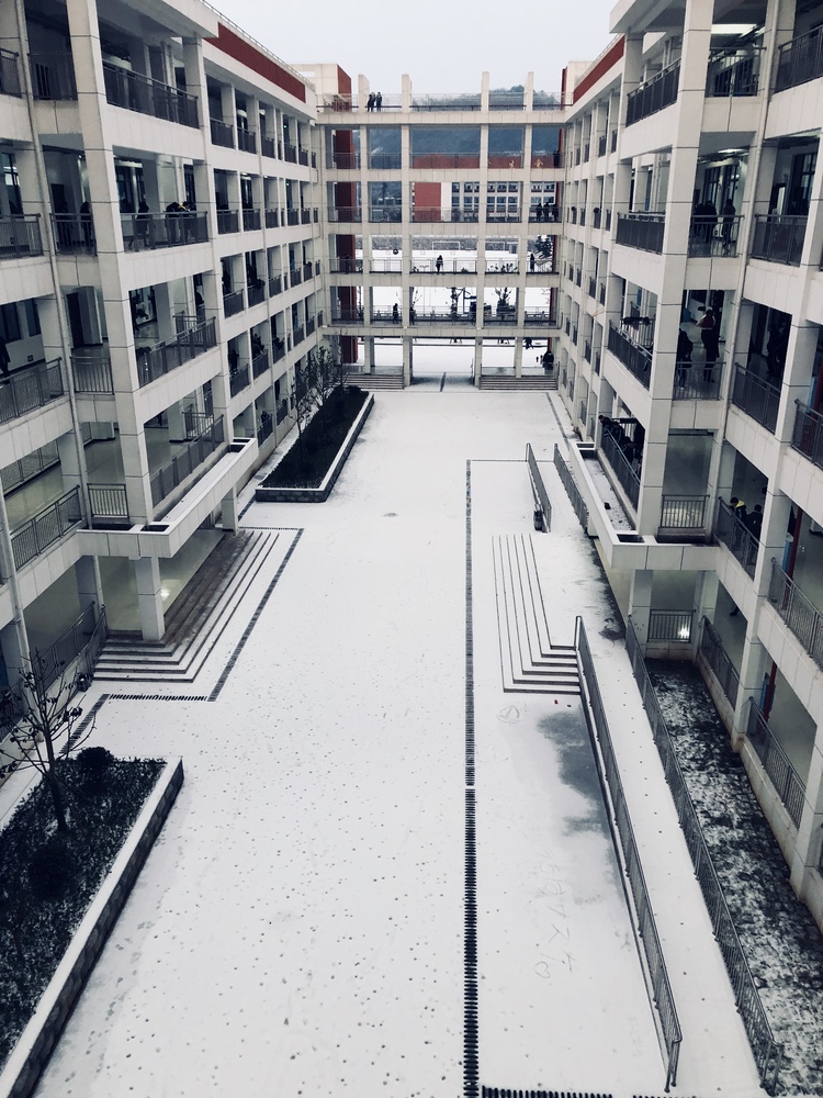 大雪冰封凤凰高级中学老师徒步上班 - 凤凰县高级中学