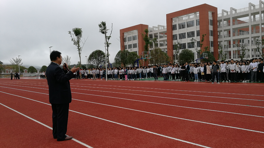 凤凰县高级中学学生拾金不昧事迹表彰
