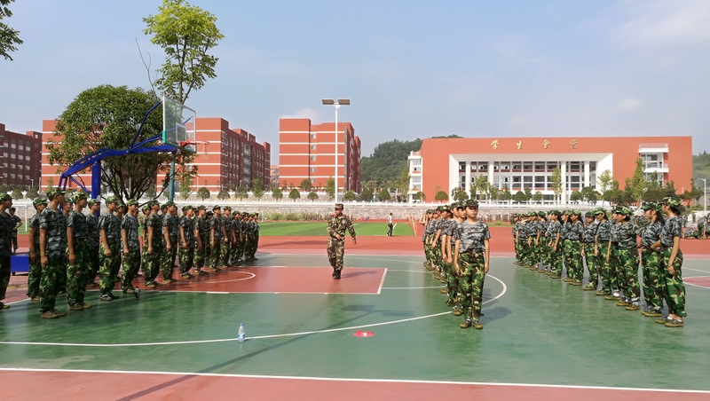 凤凰县高级中学2018级新生军训(视频图)